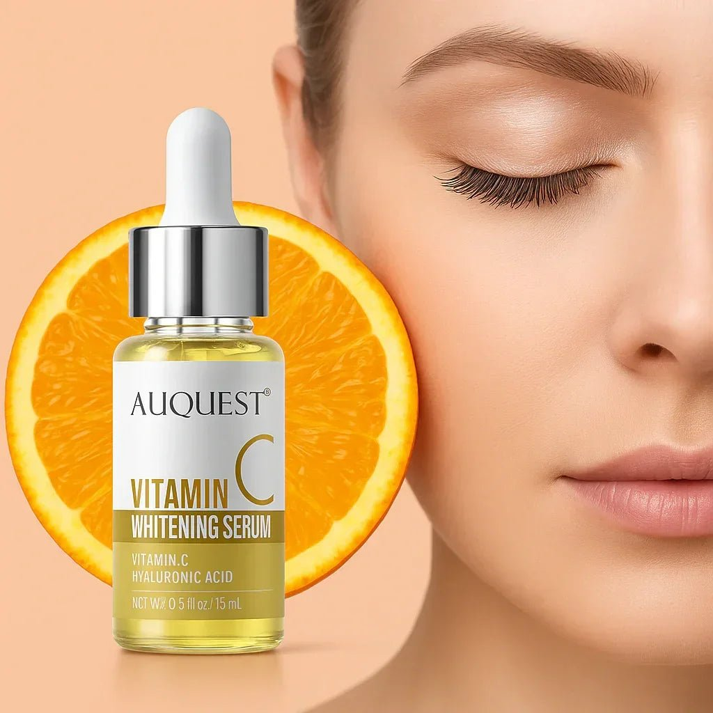 AUQUEST Vitamin C serum med appelsin og kvinnelig modell, fremhever naturlig glød og hudforbedring med antioksidantrik pleie.